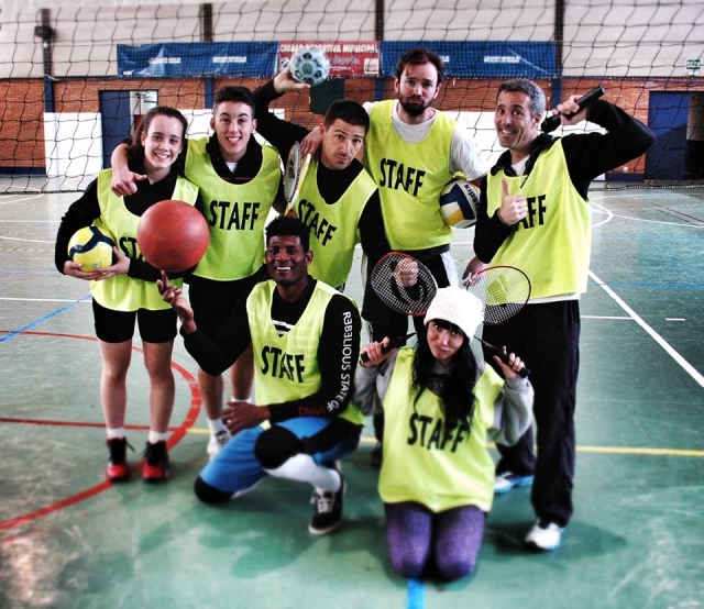 jovenes con camisetas staff con balones y raquetas.jpg